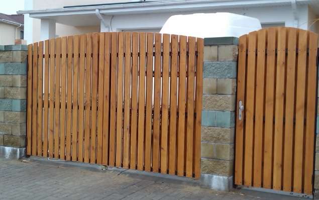 Mẫu cổng nhà nông thôn bằng gỗ với thiết kế tối giản