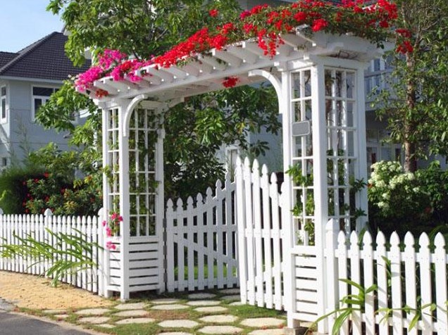 Cổng gỗ và hàng rào màu trắng tinh tế, nhẹ nhàng