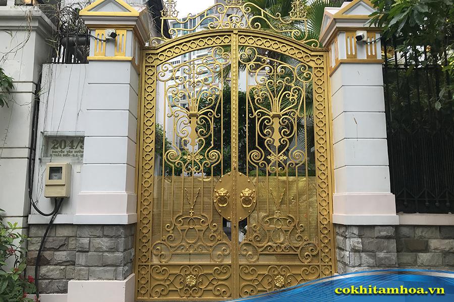 Mẫu cửa cổng nhôm đúc mạ vàng cao cấp
