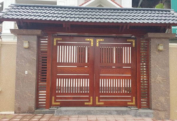 Mẫu cửa cổng sơn giả gỗ đẹp